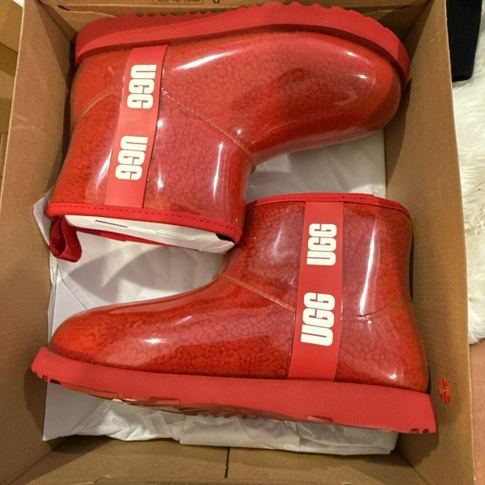Nwt UGG Kids' Classic Clear Mini II boots in the Samba Red colorway. 6 Kids 8 wo